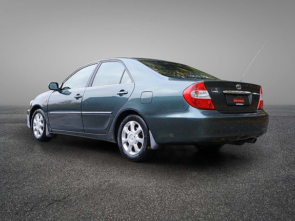 Toyota Camry 7 of 30