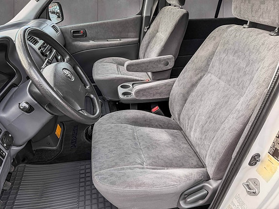 Toyota HiAce 7 of 20