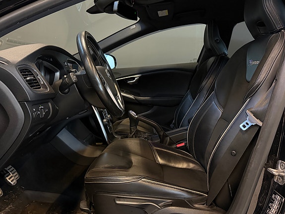 Volvo V40 14 of 30