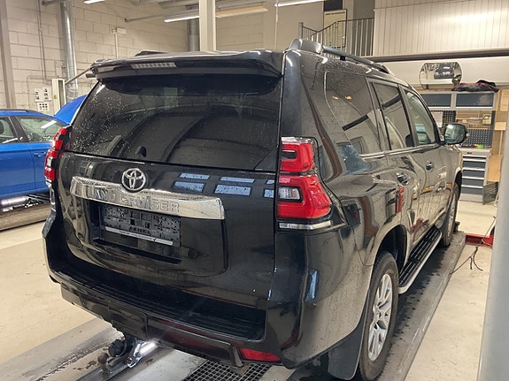 Toyota Land Cruiser 4 of 11