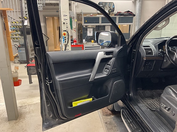 Toyota Land Cruiser 8 of 11