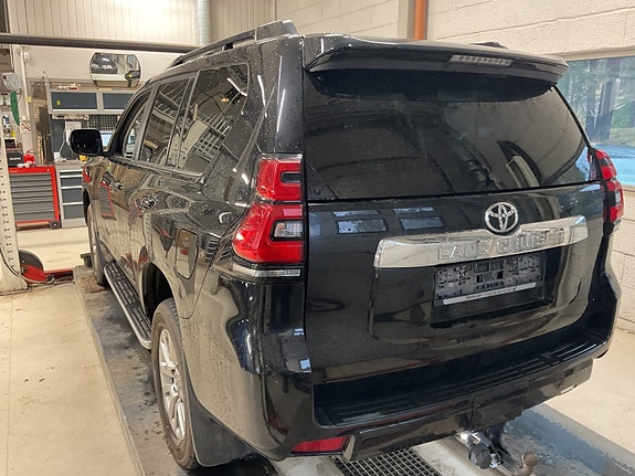 Toyota Land Cruiser 2 of 11