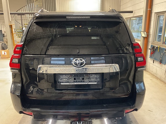 Toyota Land Cruiser 3 of 11