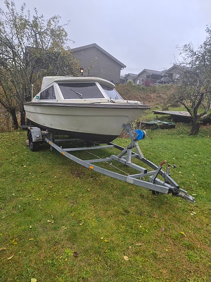 Pålitelig og pen motorbåt / Kabinbåt (Hardtop) med båthenger til salgs! 2 of 16