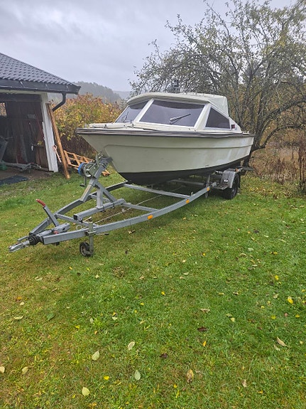 Pålitelig og pen motorbåt / Kabinbåt (Hardtop) med båthenger til salgs! 4 of 16