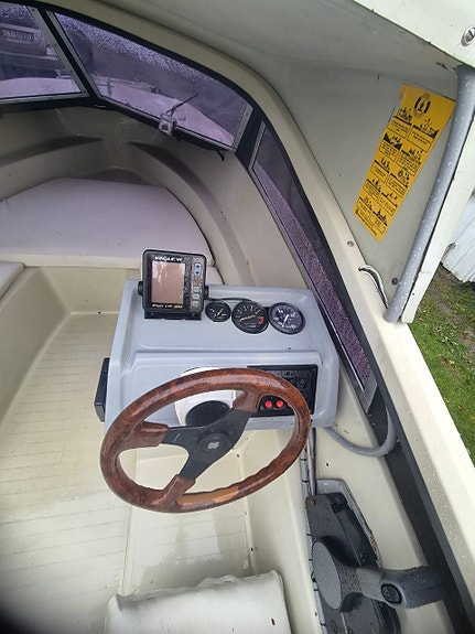 Pålitelig og pen motorbåt / Kabinbåt (Hardtop) med båthenger til salgs! 8 of 16
