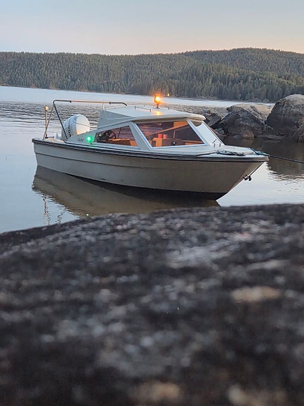 Pålitelig og pen motorbåt / Kabinbåt (Hardtop) med båthenger til salgs! 16 of 16