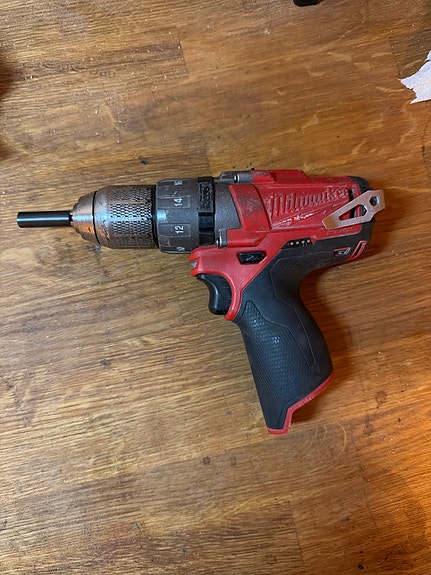 M12 CDD drill m. ødelagt chuck