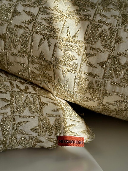 2 Missoni broderte monogram puter gull beige