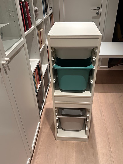 IKEA oppbevaringshylle med sorteringsbokser