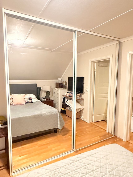 Skyvedørsgarderobe med speil