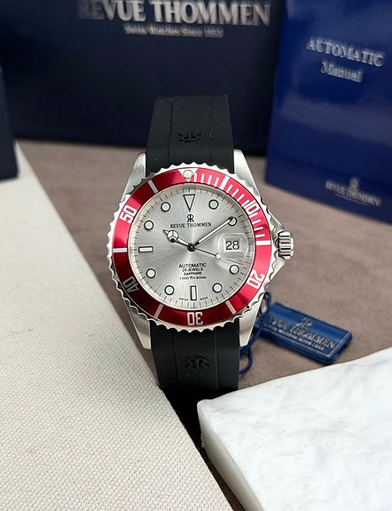 Revue Thommen - Diver Automatic Date Silver/Red - 17571.2826 - Herre - 2020—2025
