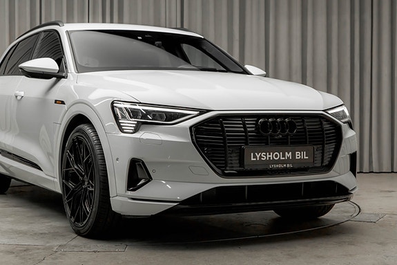 Audi e-tron 3 of 30