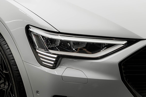 Audi e-tron 4 of 30