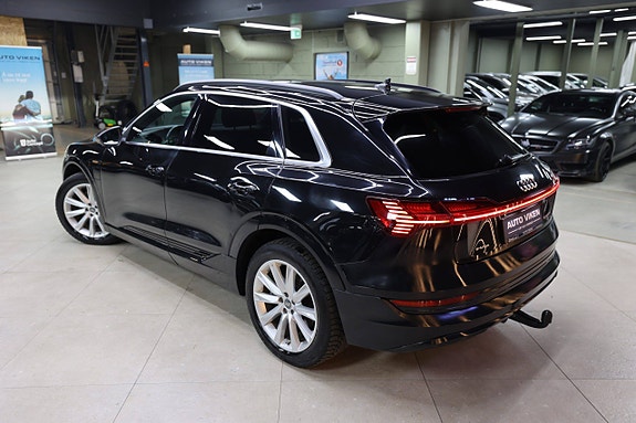 Audi e-tron 14 of 30