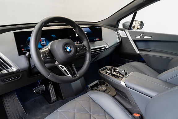 BMW iX 12 of 30