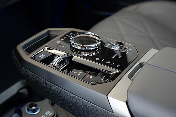 BMW iX 13 of 30