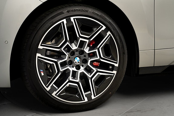 BMW iX 11 of 30