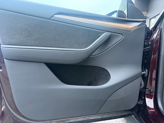 Tesla Model Y 12 of 30