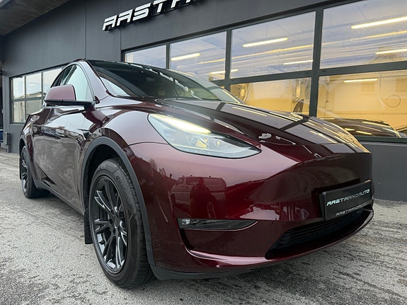 Tesla Model Y 21 of 30