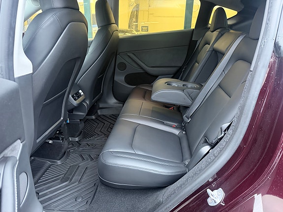 Tesla Model Y 16 of 30