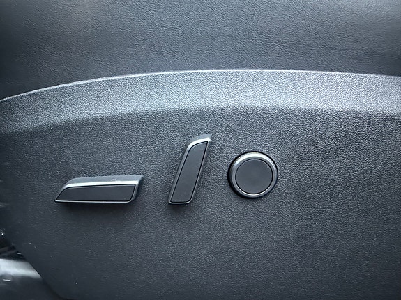 Tesla Model Y 19 of 30