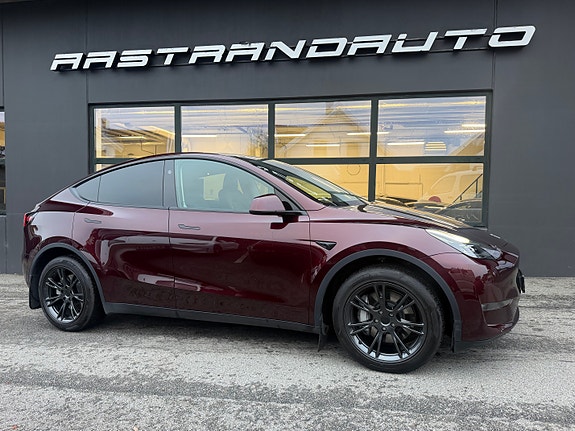 Tesla Model Y 22 of 30