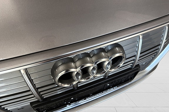Audi e-tron 4 of 30