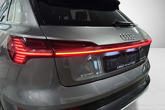 Audi e-tron 12 of 30