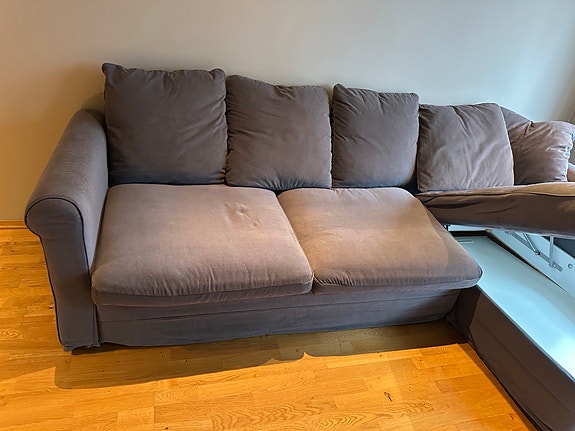 Treseter sofa med sjeselong gis bort - før 17:00!