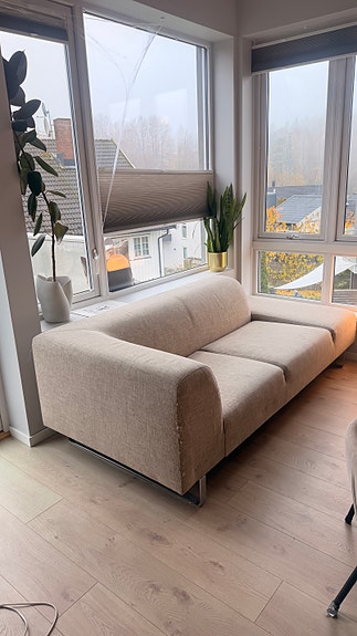 Grå-beige sofa gis bort mot henting