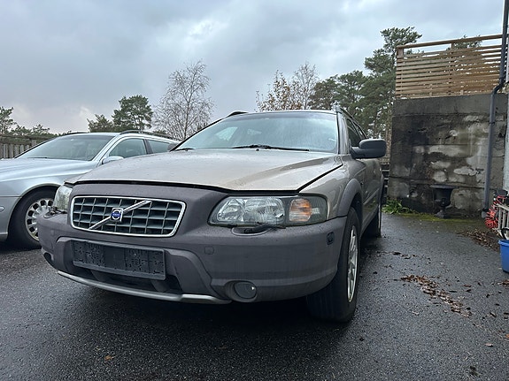 Volvo XC70 2 of 11