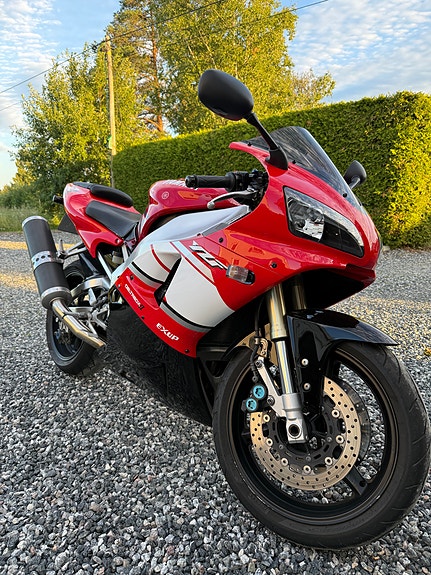Yamaha YZF R1 2 of 11