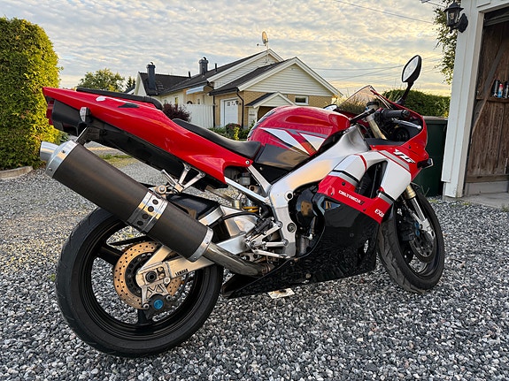 Yamaha YZF R1 3 of 11