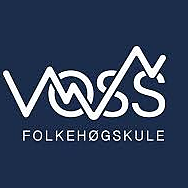 Stiftinga Voss Folkehøgskule logo