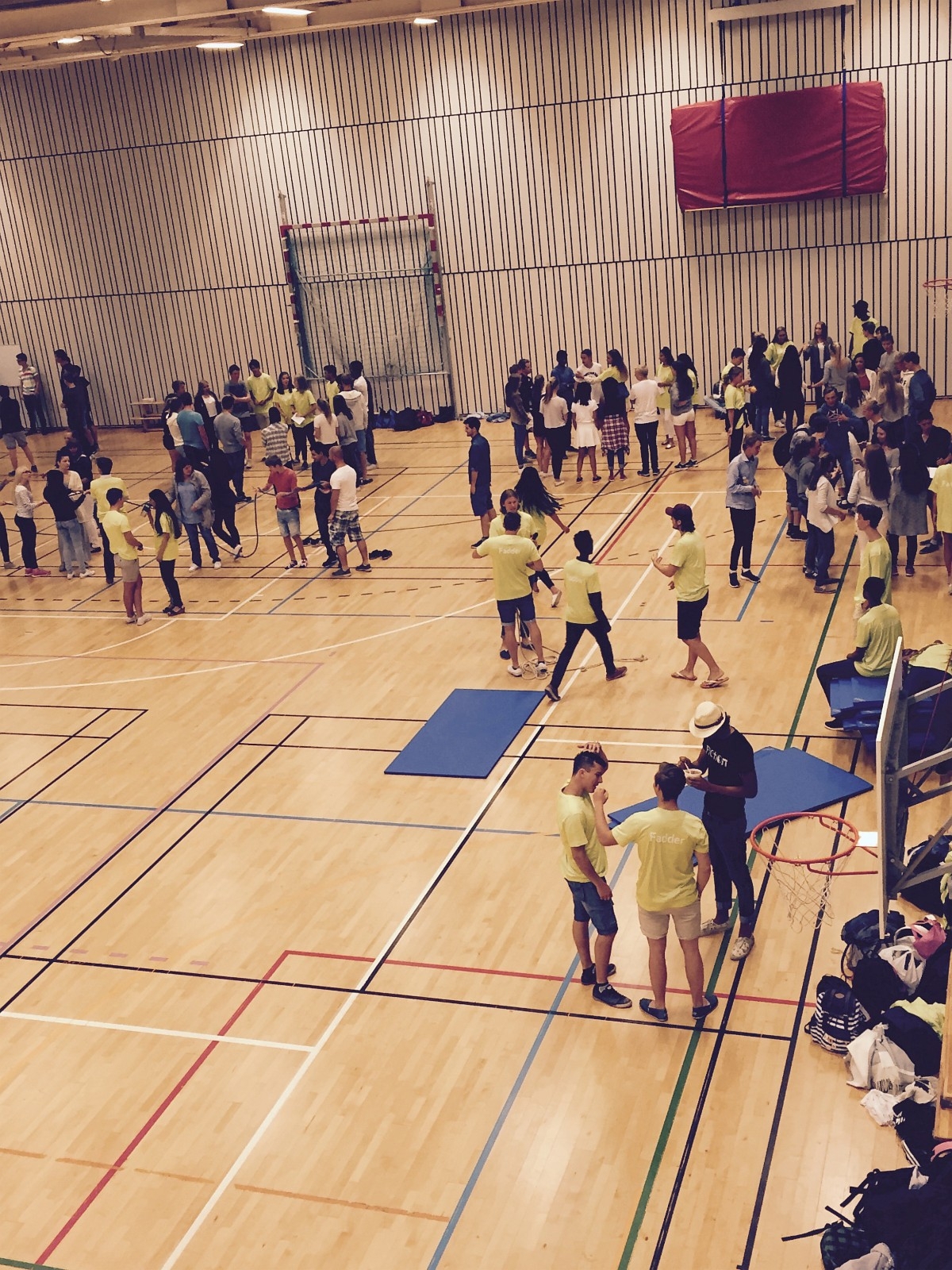 Fadderopplegg i gymsalen.