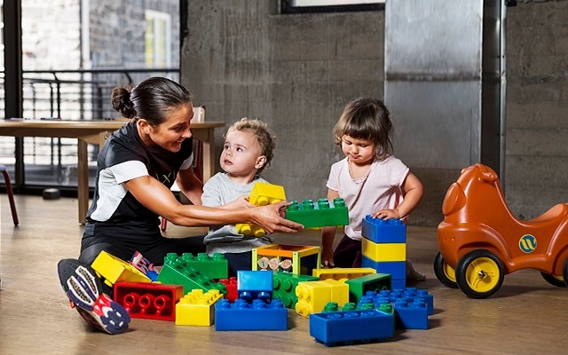 I barnepassen skapes trygghet og aktivitet, mens de voksne trener.