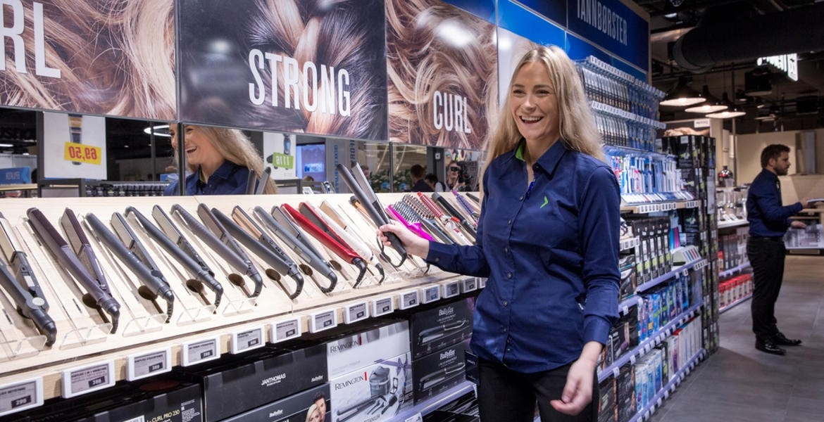 Hos Elkjøp kan du jobbe med alt fra salg, kasse,  service- og lagermedarbeider  og ledelse i butikk, til mange ulike spesialistroller på hovedkontoret innen f.eks produktledelse, finans, IT, innkjøp, logstikk, HR.