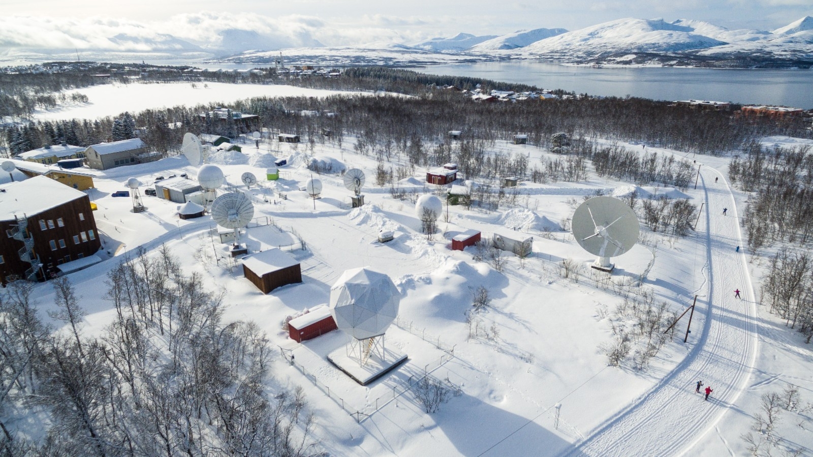Vi ligger unikt til med gåavstand til sentrum, friluftsliv og kollektivtransport.
