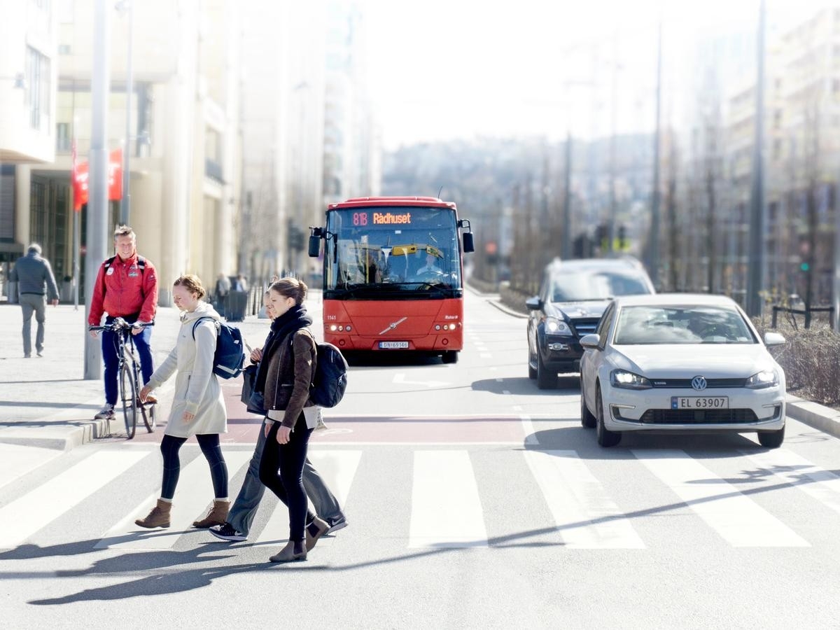 Vi jobber for å gjøre Norge sikrere for alle trafikanter - bil, buss, sykkel eller til fots.