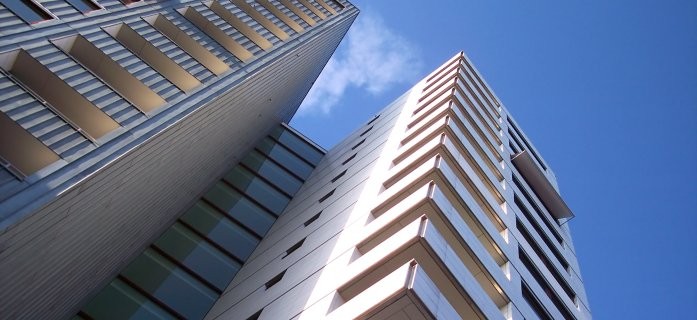 Betong er et spennende materiale med utallige muligheter for de som er opptatt av rask byggetid, lave kostnader og høy kvalitet. Det de færreste er klar over, er at betong fra Spenncon har et enormt potensial for utvendig uttrykk og utsmykning!