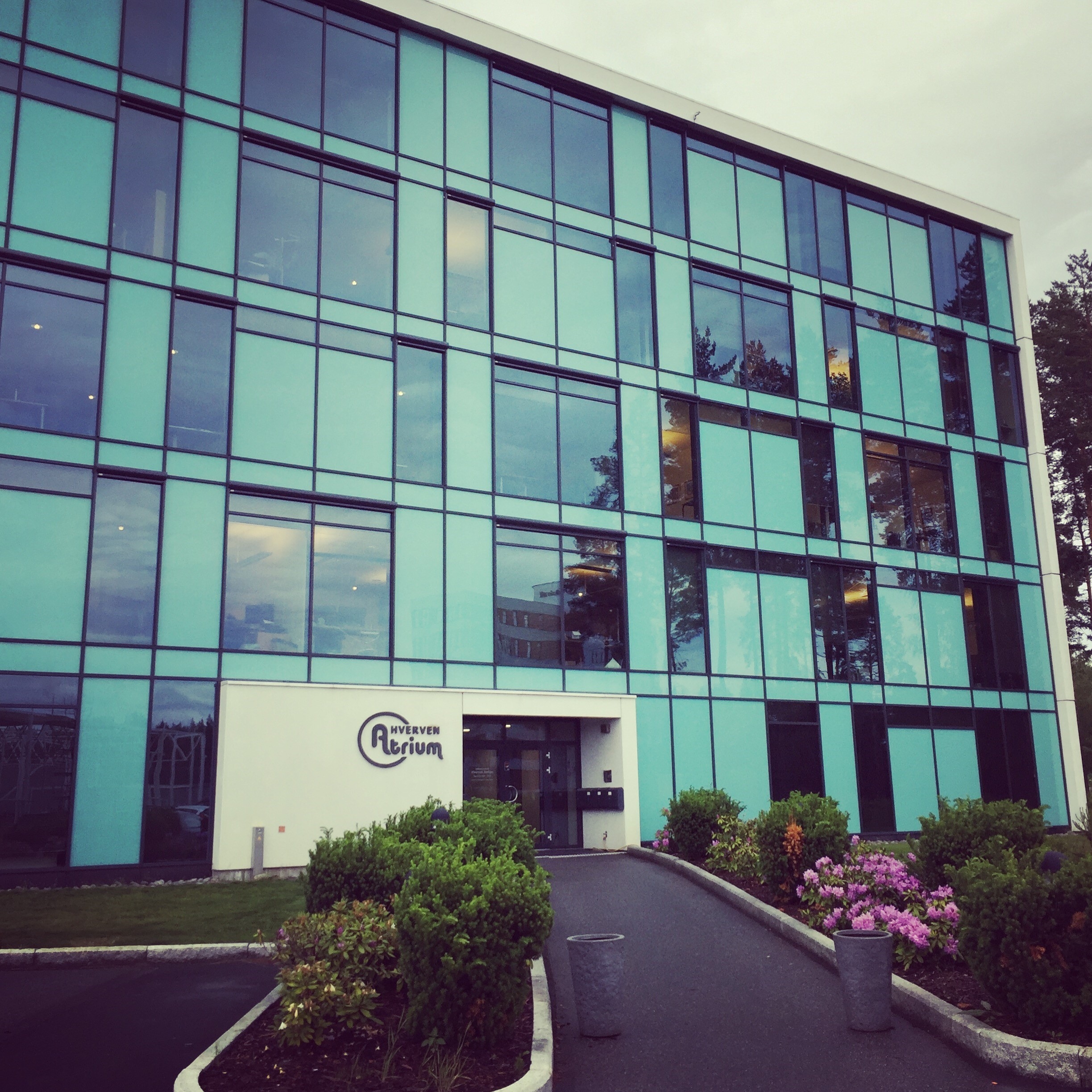 I Hønefoss finner du oss i 5. etasje i Hverven Atrium. 