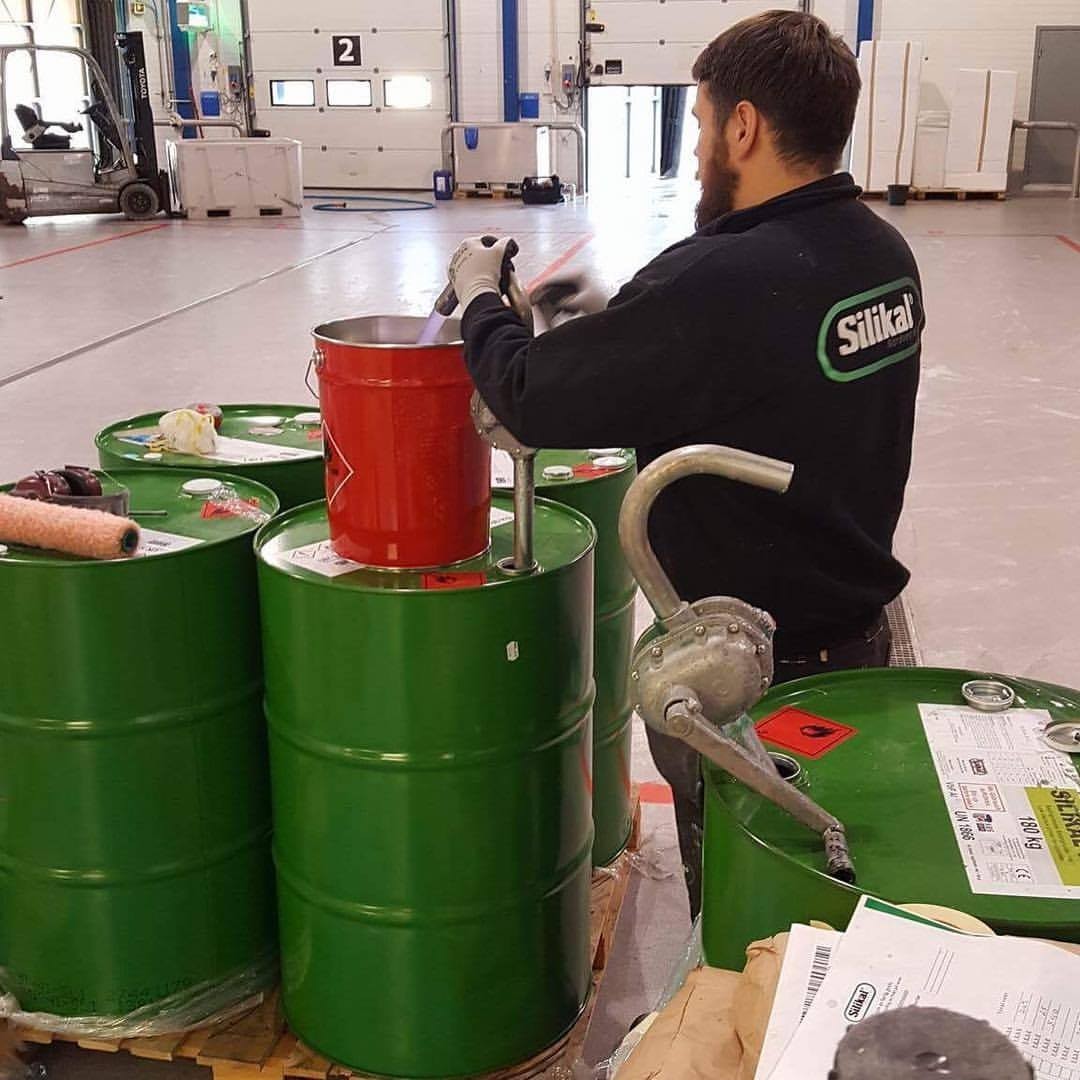 Det er viktig å rullere på arbeidet. Her mikses det gulv for den store gull(v)medaljen ute hos kunde.