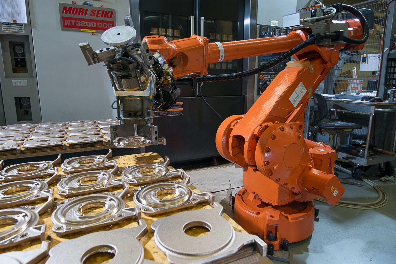 Vi har flere robotbetjente Mill-Turn maskiner, som krever dyktige CNC-operatører. Robotcellene blir konstruert og satt opp av våre innovative ingeniører. 