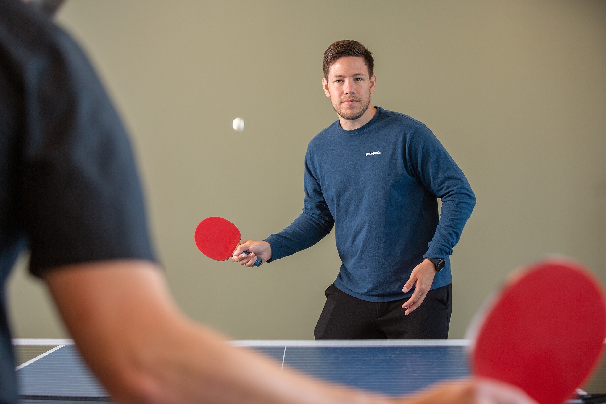 Bordtennisbordet skaper engasjement i pausene!