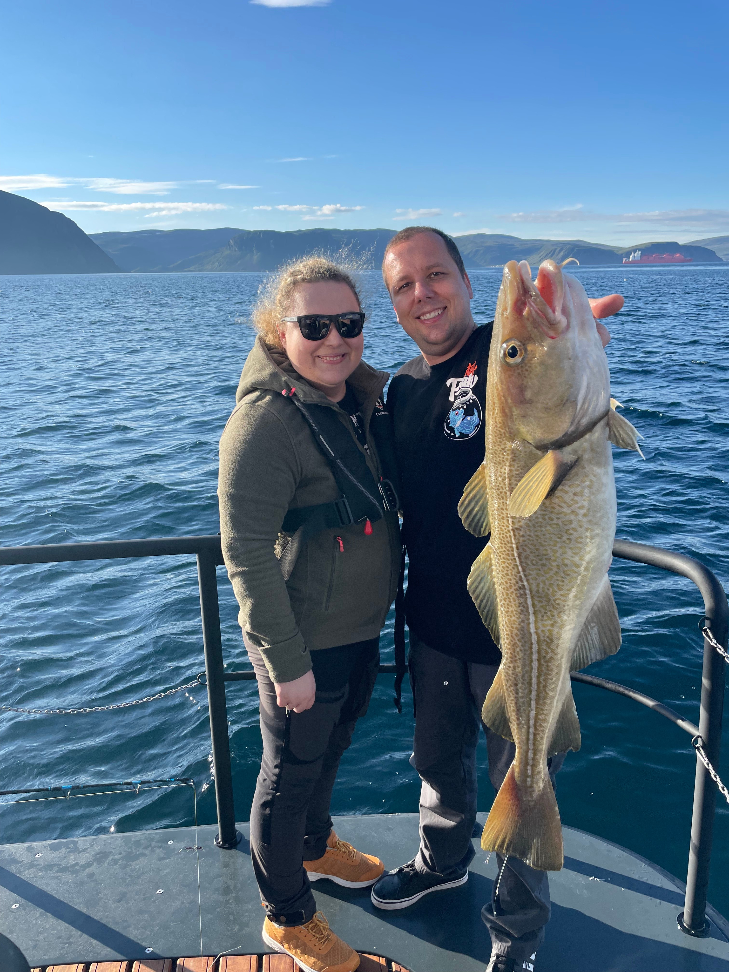 på fisketur med ansatte med Arctic Sea Hotel båten