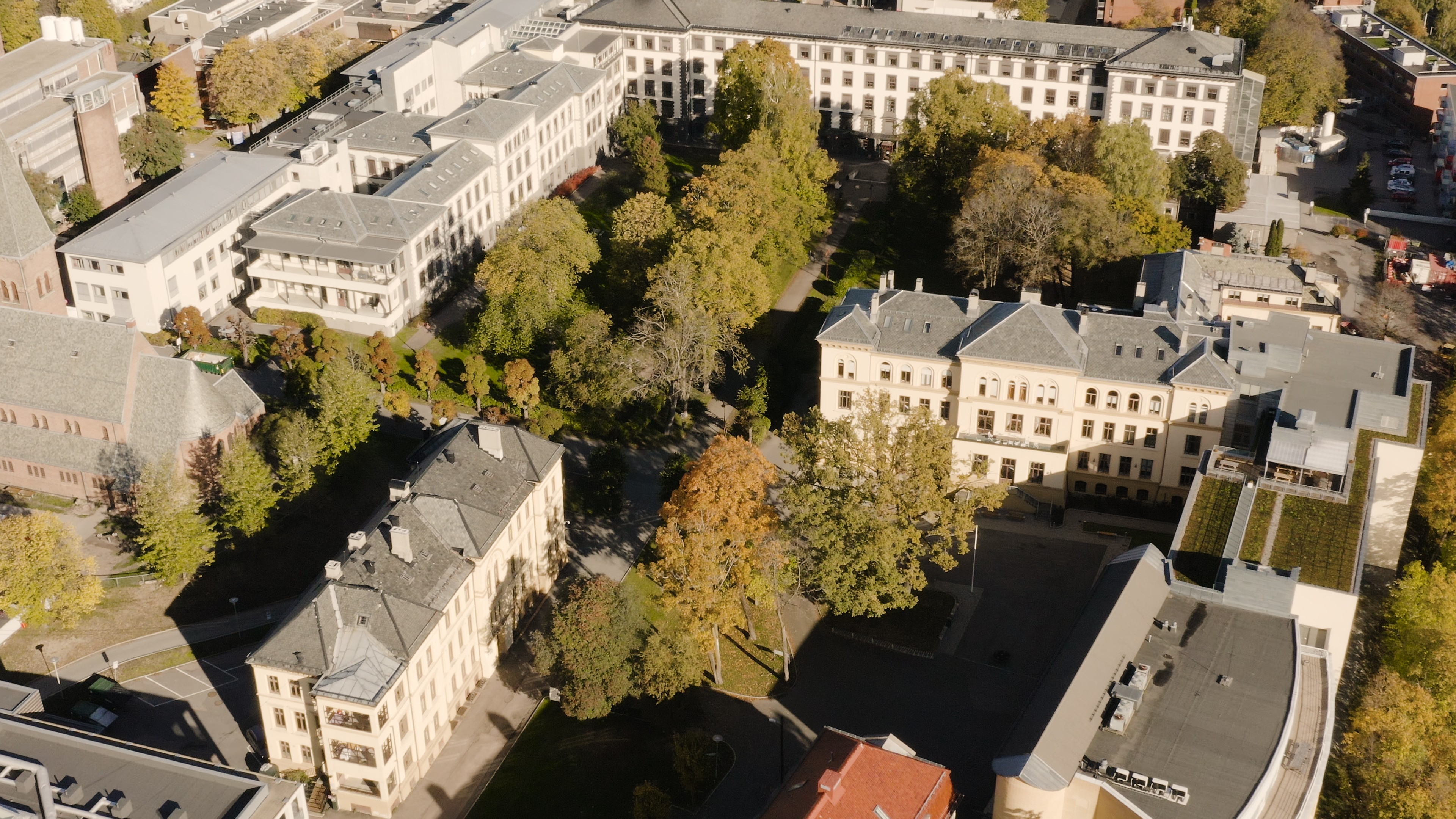 Oversiktsbilde over over hovedhuset, sykehus, barnehage og høyskole og et sykehjem på området 