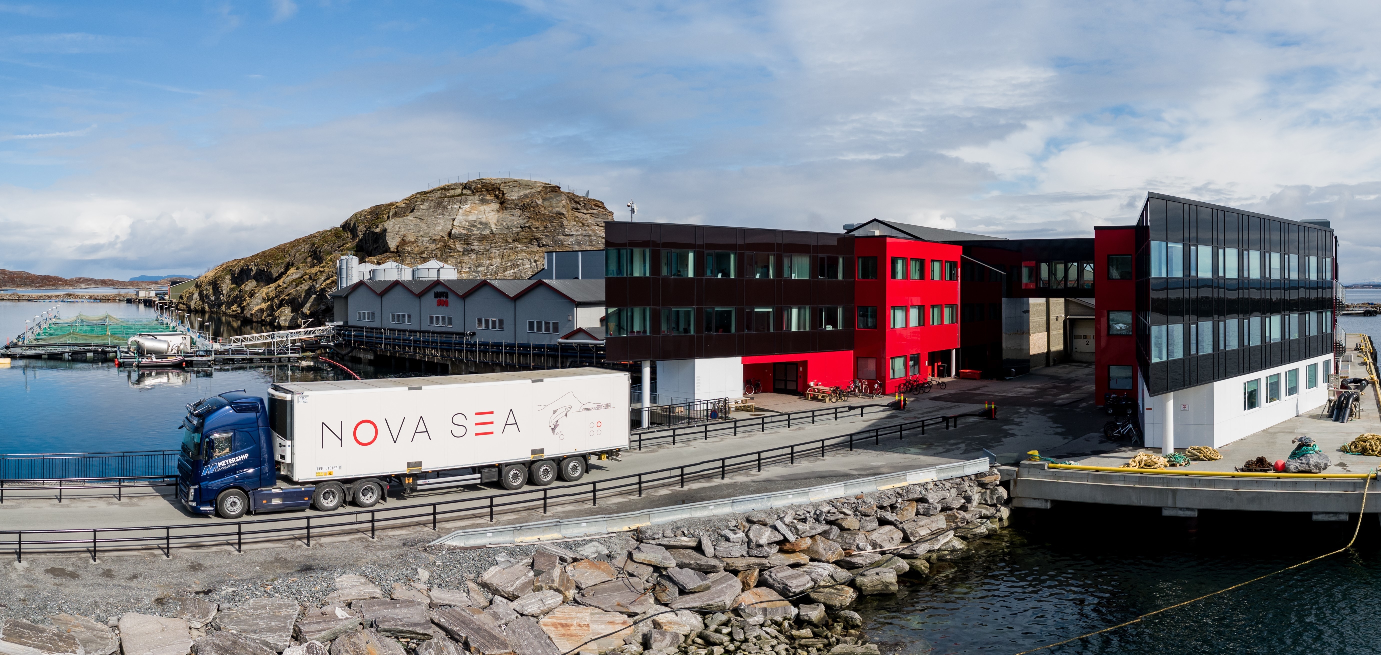 Administrasjonsbygg og slakteri på Lovund