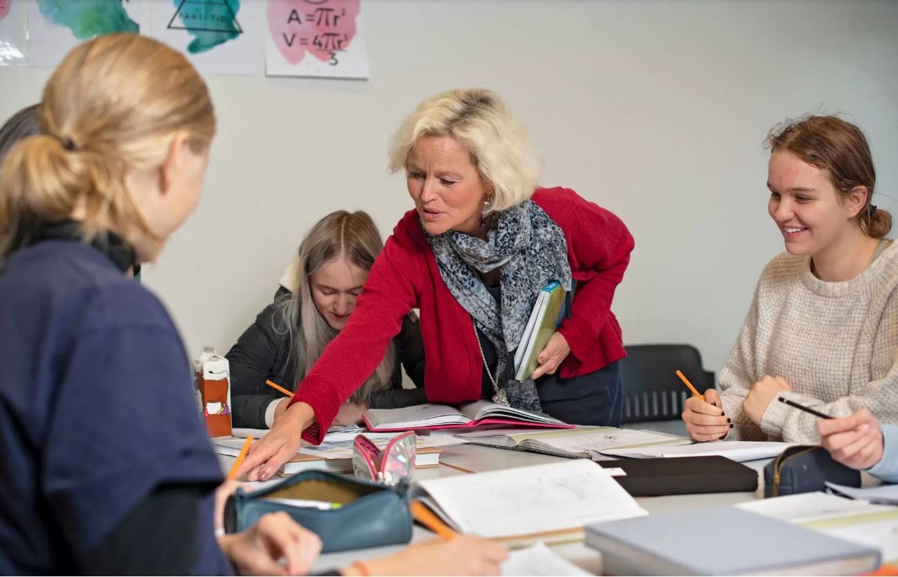 Velkommen til en skole med engasjerte lærere og stor fokus på læring og trivsel, solid forankret i kristne verdier.