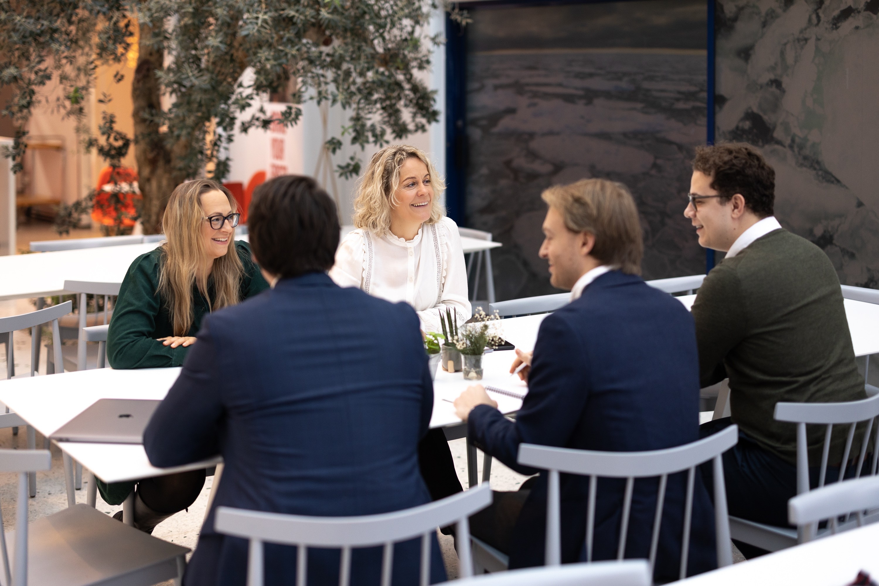 Profesjonelt, men med fokus på glimt i øyet og et godt kollegaskap